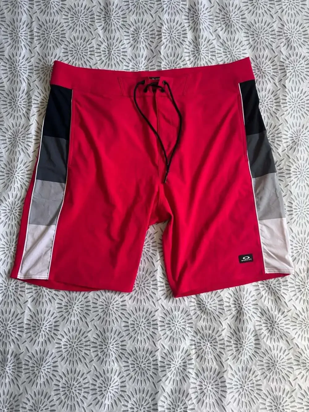 Oakley Men's Regular Fit Boardshorts in Red with Colorblock Detailing Men’s 40